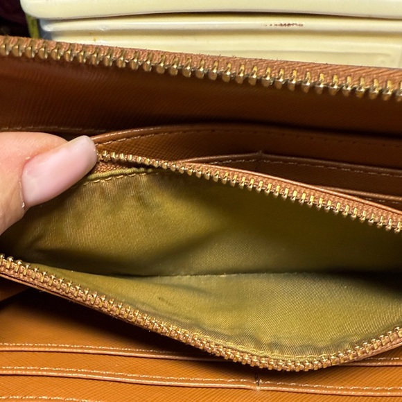 Tory Burch Gold Logo Tan Wallet - Picture 8 of 8